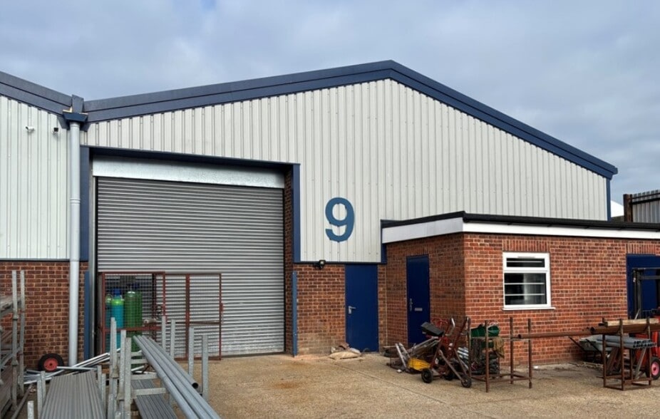 Burndell Rd, Ford for lease - Building Photo - Image 1 of 4