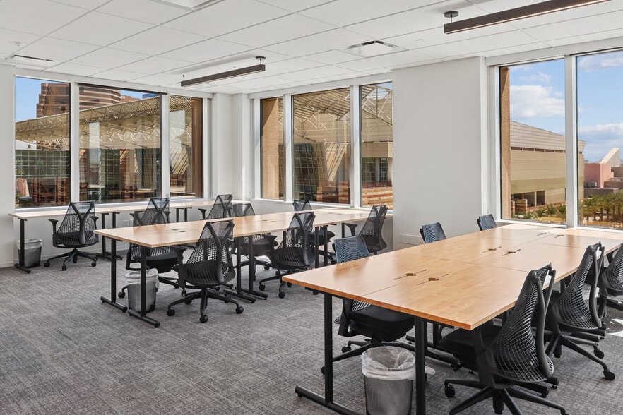 4 Waterway Square Pl, The Woodlands, TX for lease - Interior Photo - Image 2 of 8