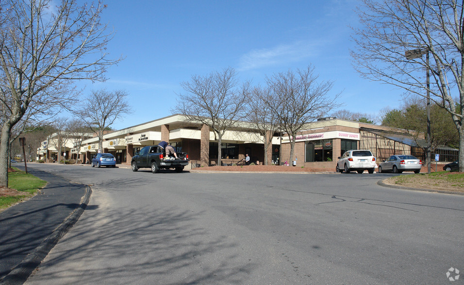 230 Farmington Ave, Farmington, CT for sale - Primary Photo - Image 1 of 1