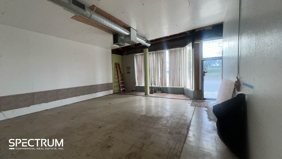 7327-7329 Canoga Ave, Canoga Park, CA for lease - Interior Photo - Image 2 of 5
