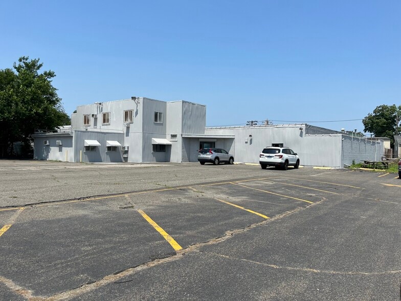 304 Seaview Ave, Bridgeport, CT for sale - Building Photo - Image 1 of 1