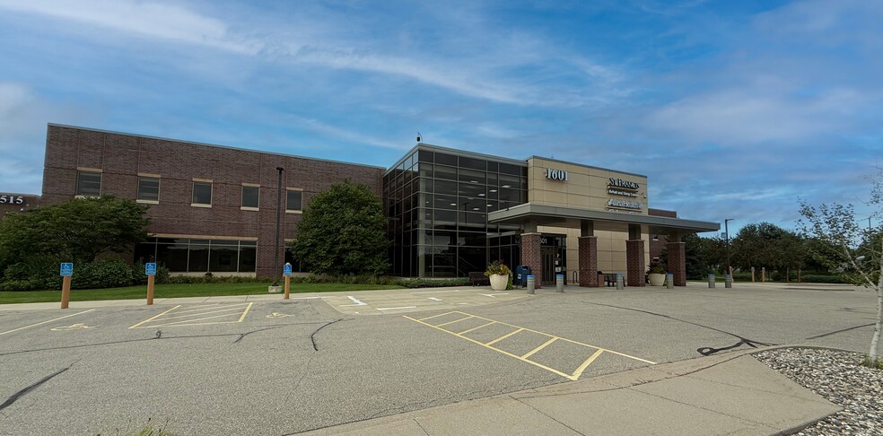 1601 Saint Francis Ave, Shakopee, MN for sale - Primary Photo - Image 1 of 1