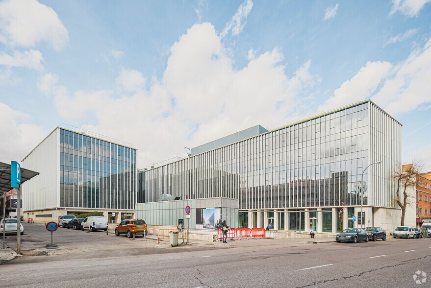 Calle de Julián Camarillo, 21, Madrid, Madrid for lease - Building Photo - Image 1 of 2