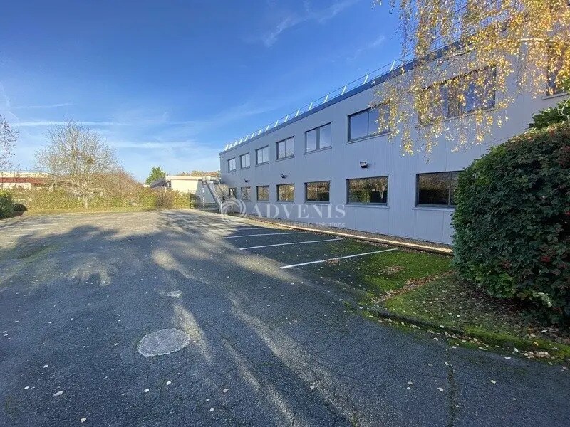 Office in Trappes for lease Building Photo- Image 1 of 3