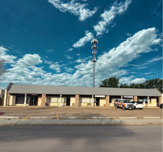 2108 Southwood Dr, College Station, TX for lease - Primary Photo - Image 1 of 6