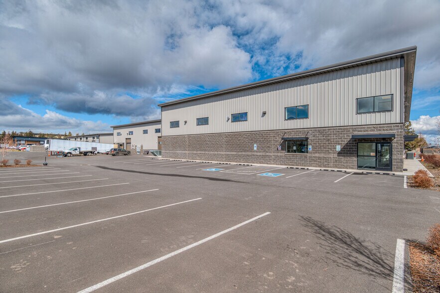 62876 Oxford Ct, Bend, OR for sale - Primary Photo - Image 1 of 1