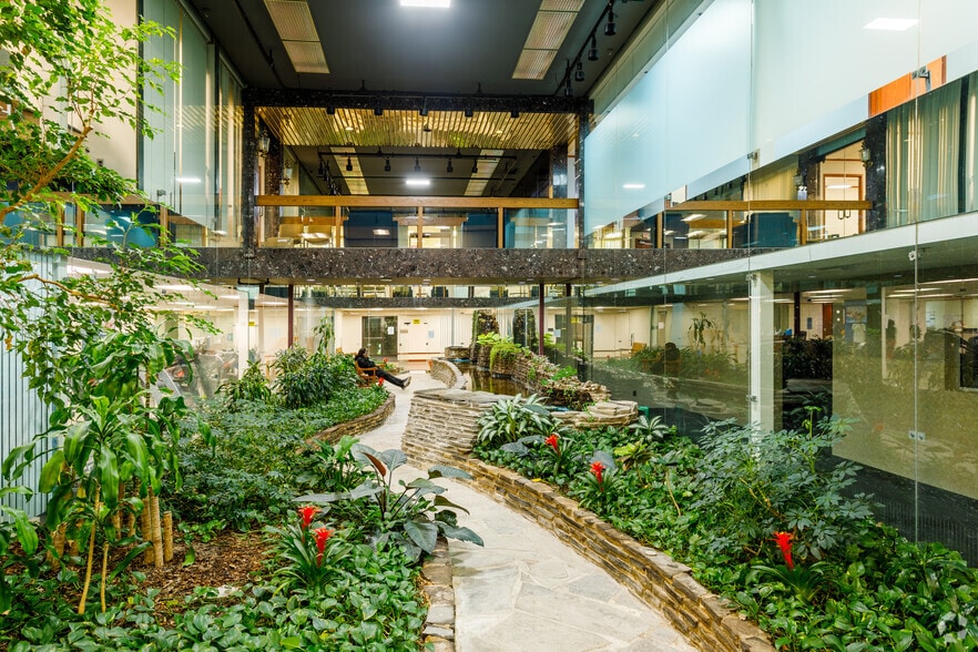 26400 W 12 Mile Rd, Southfield, MI for lease - Lobby - Image 2 of 6