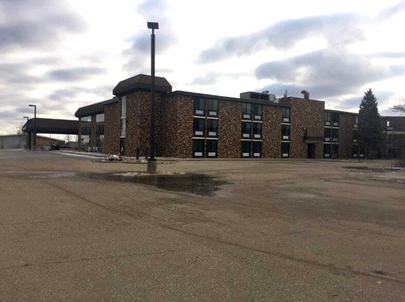 2315 N Broadway, Minot, ND for sale - Building Photo - Image 2 of 64