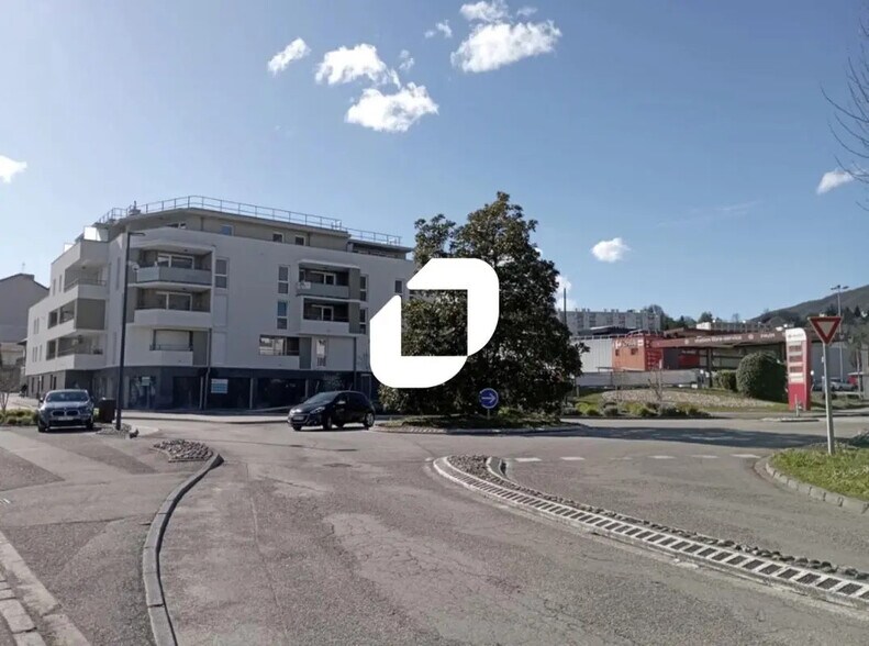 Retail in Voiron for lease - Building Photo - Image 2 of 8