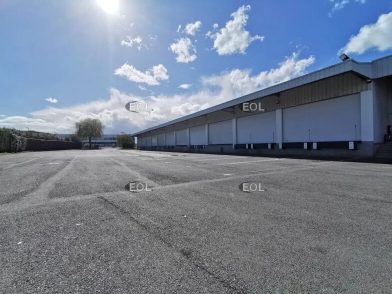 Industrial in Lezennes for lease - Building Photo - Image 2 of 7