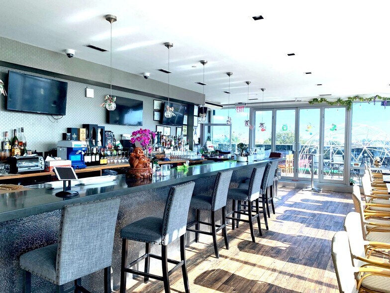 32-72 Steinway st, Astoria, NY 11103 - Restaurant with Rooftop Seating