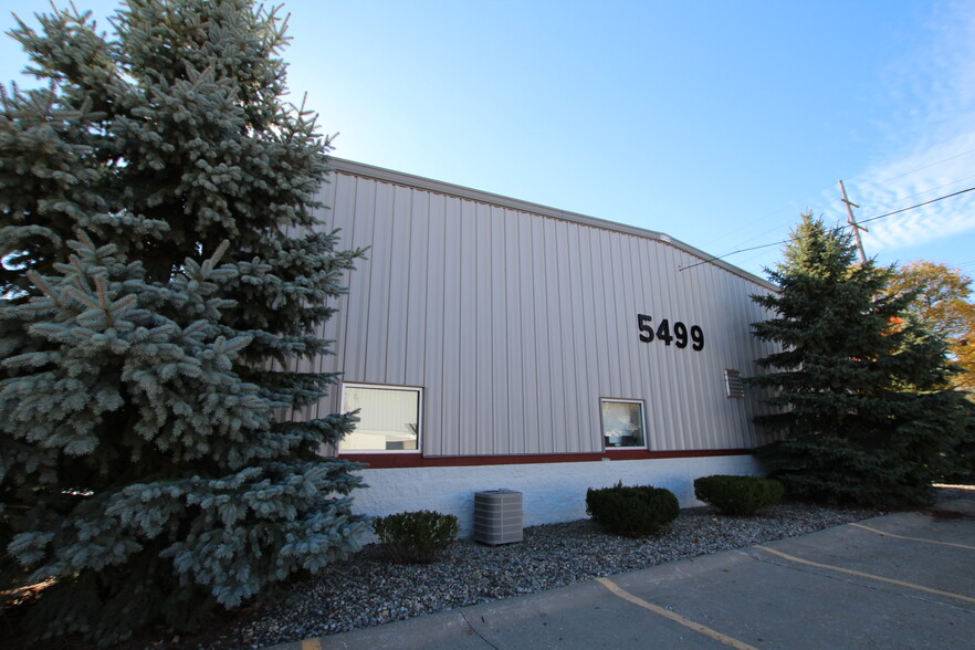 5499 Perry Dr, Waterford, MI for lease - Building Photo - Image 3 of 19