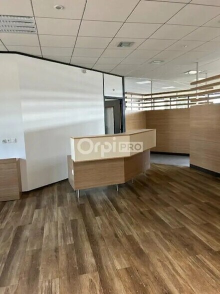 Office in Reims for lease - Interior Photo - Image 2 of 12