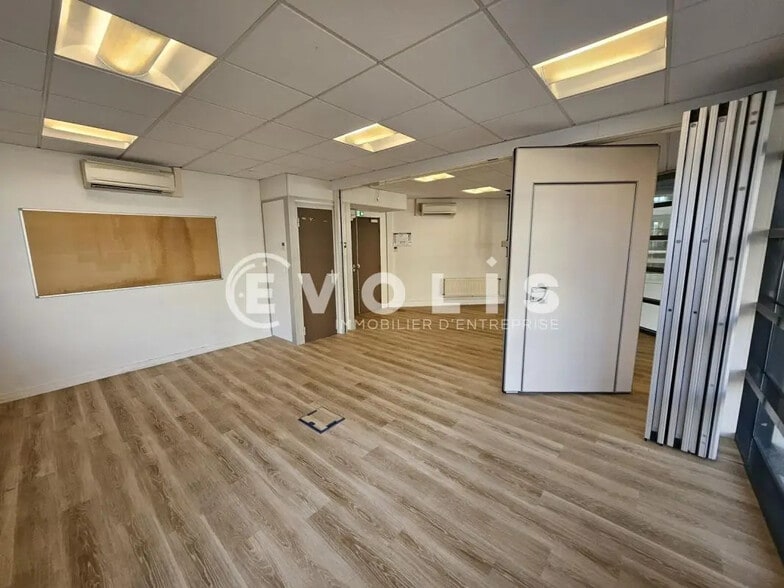 Office in Sceaux for lease - Building Photo - Image 3 of 31