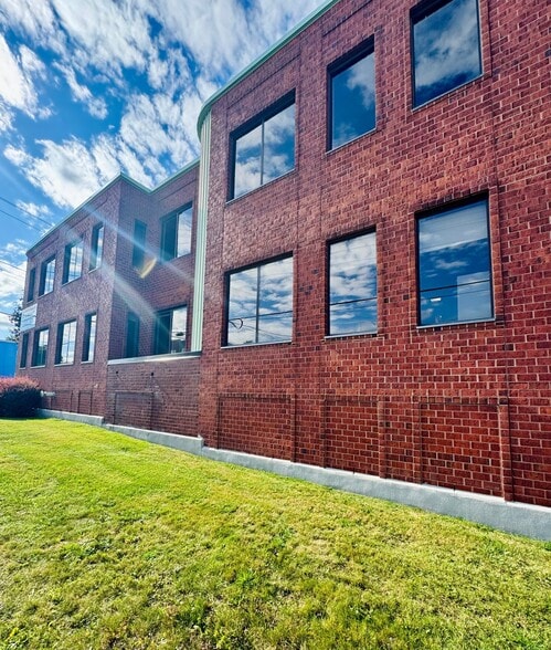 1085 Ch Du Côteau-Rouge, Longueuil, QC for lease - Building Photo - Image 2 of 11