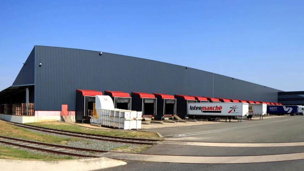 Rue Ème Avenue, Meung-sur-Loire for lease - Building Photo - Image 1 of 3