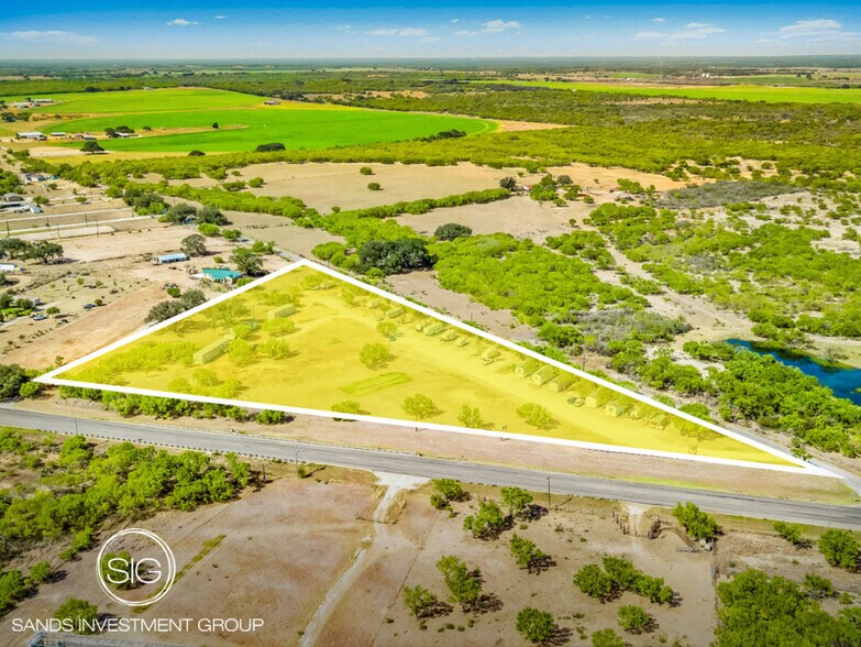 143 CR 7718, Devine, TX 78016