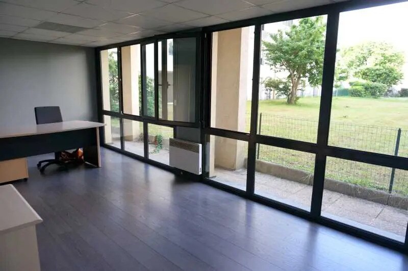 Office in Courbevoie for lease - Interior Photo - Image 1 of 5