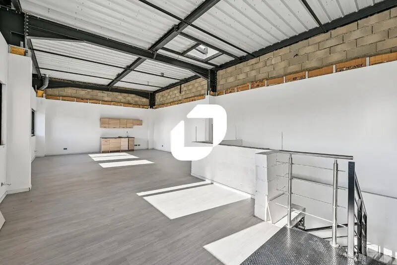 Office in Viarmes for lease Interior Photo- Image 1 of 14