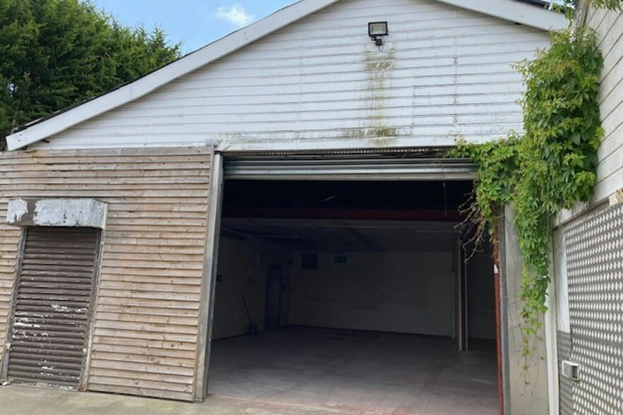 4 Guildford Rd, Bagshot for lease - Building Photo - Image 3 of 4