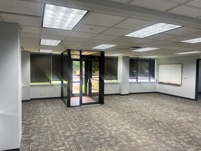 2607 N Grandview Blvd, Waukesha, WI for lease Interior Photo- Image 2 of 7