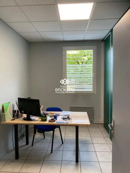 Retail in Fontaine for lease - Interior Photo - Image 3 of 9