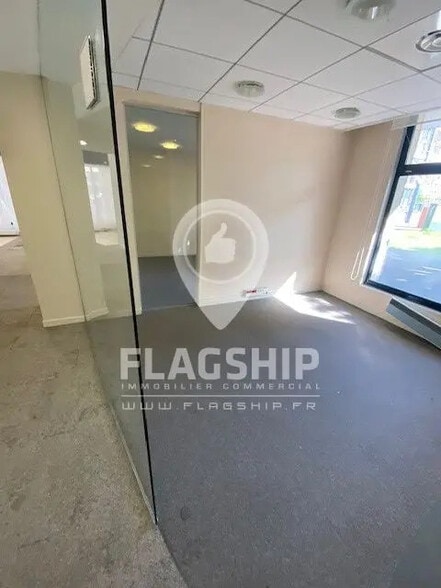 Retail in Montigny-le-Bretonneux for lease - Interior Photo - Image 2 of 9