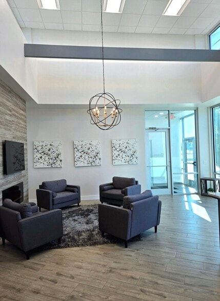 13901 Parkway Commons Dr, Oklahoma City, OK for lease - Interior Photo - Image 2 of 4