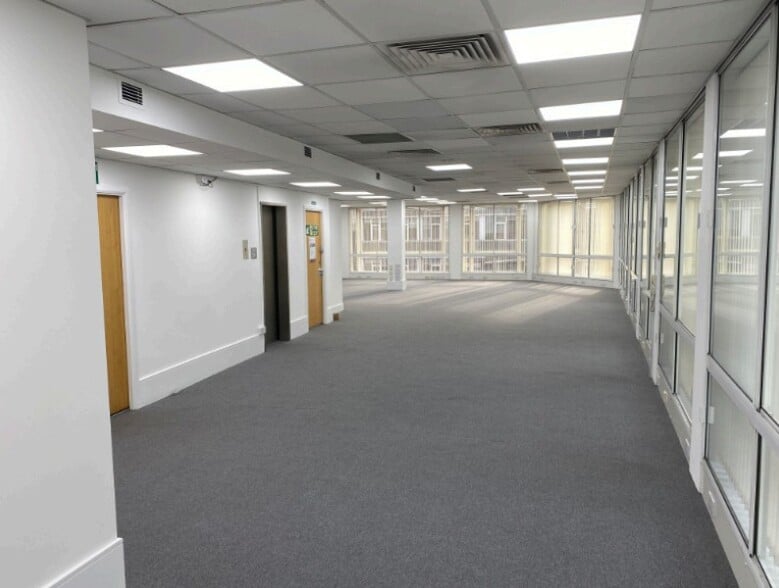 69 Southwark Bridge Rd, London for lease - Interior Photo - Image 2 of 2