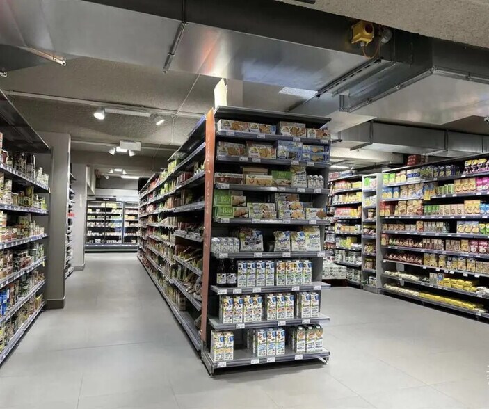 Retail in Paris for lease - Interior Photo - Image 3 of 9