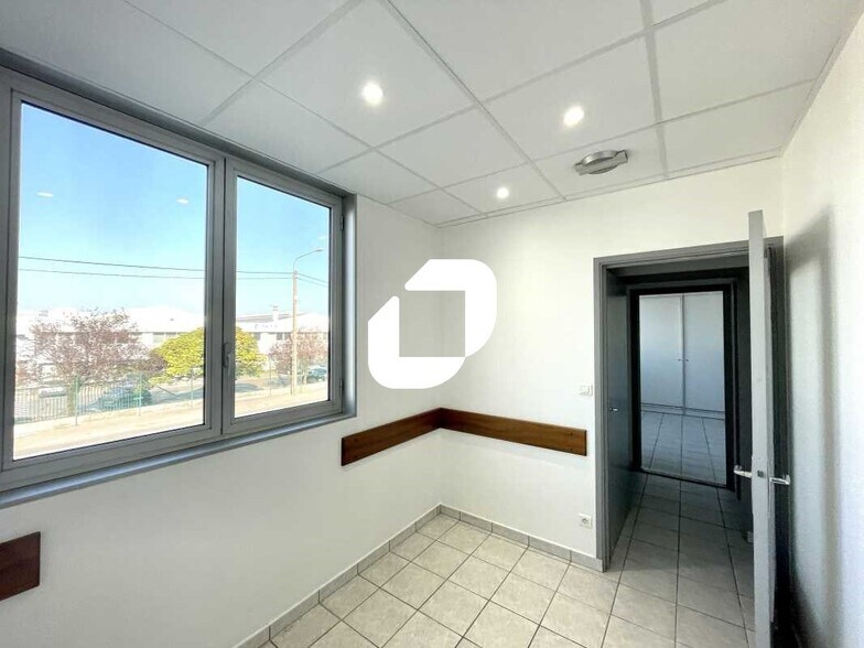 Office in Décines-Charpieu for lease - Interior Photo - Image 2 of 10