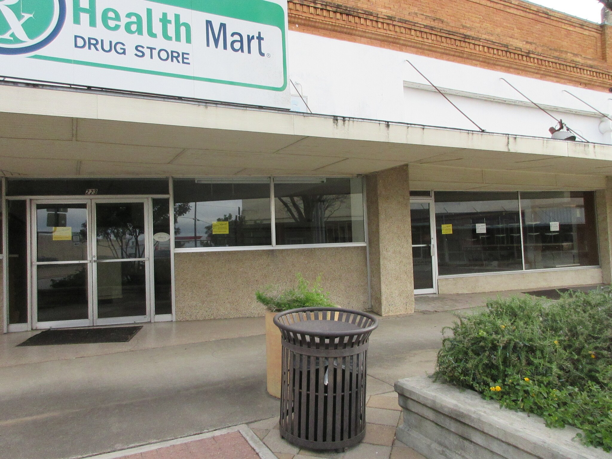 223 W Grand Ave, Yoakum, TX for sale Primary Photo- Image 1 of 1