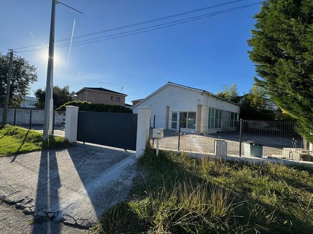 Vente Bureaux 144 m² - Photo 1
