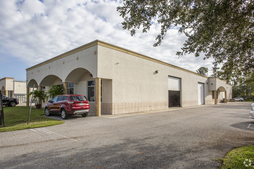 17051 Alico Commerce Ct, Fort Myers, FL for lease - Building Photo - Image 1 of 6