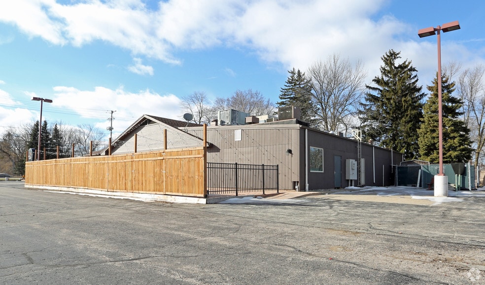 6300 Washington Ave, Racine, WI for sale - Building Photo - Image 3 of 9