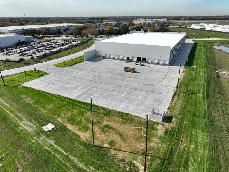 10450 Greens Crossing Blvd, Houston, TX for lease - Building Photo - Image 2 of 8