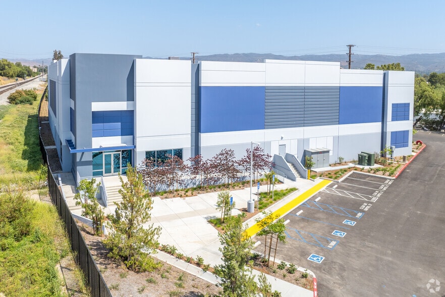 2424 Hook Dr, Simi Valley, CA for sale - Primary Photo - Image 1 of 5