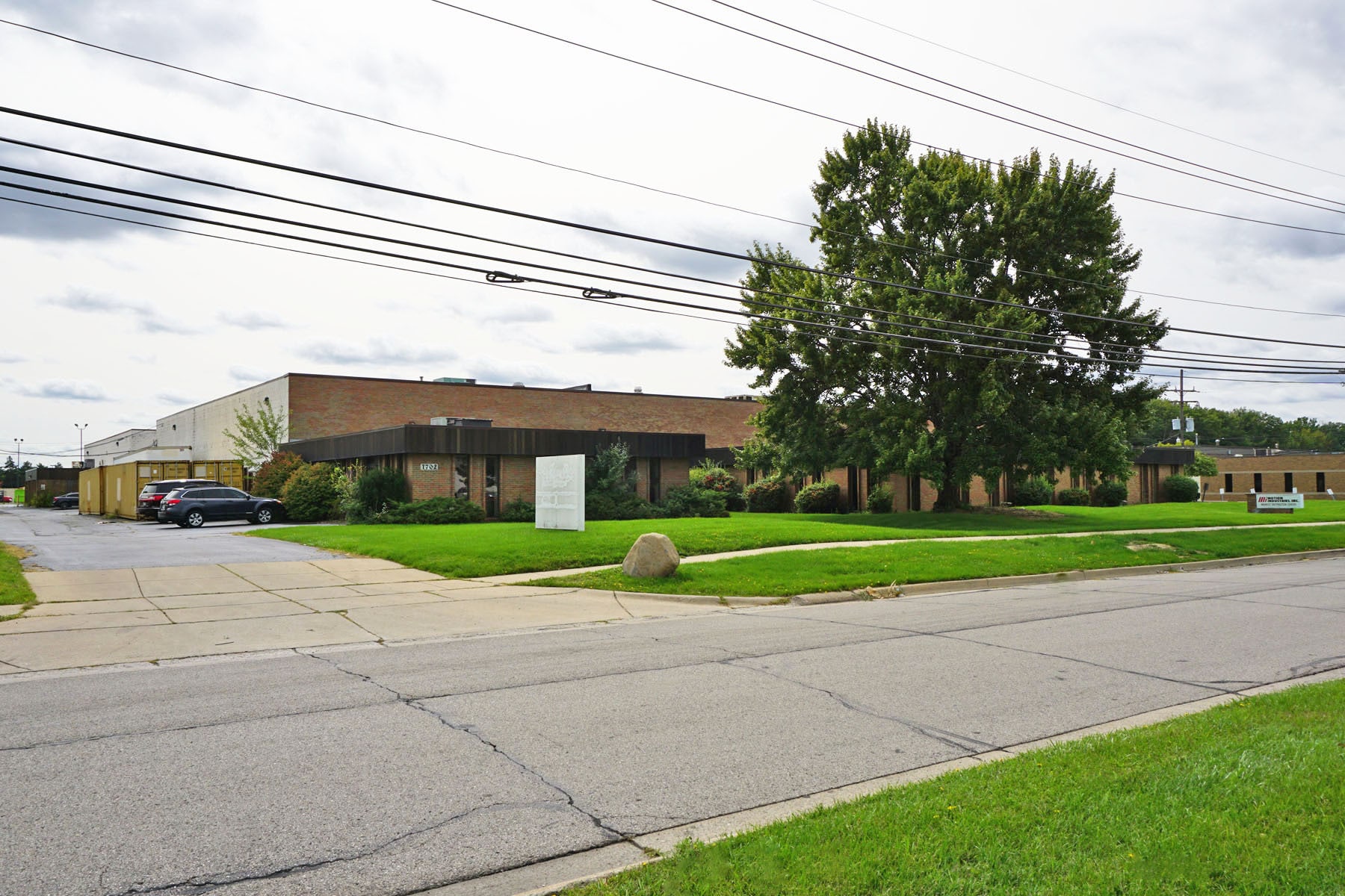 1700-1704 E Avis Dr, Madison Heights, MI for lease Primary Photo- Image 1 of 11