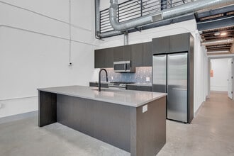 215 Coca Cola Pl, San Antonio, TX for lease Building Photo- Image 2 of 5