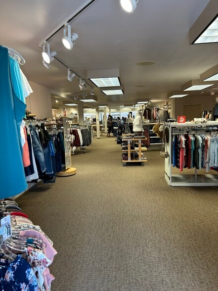 17 N Frederick Ave, Oelwein, IA for sale - Building Photo - Image 2 of 4