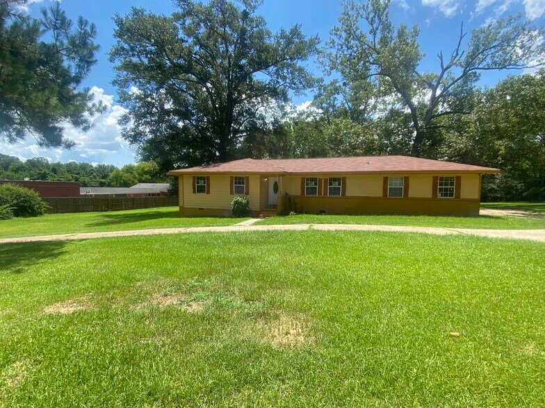 1811 Raymond Rd, Jackson, MS 39204