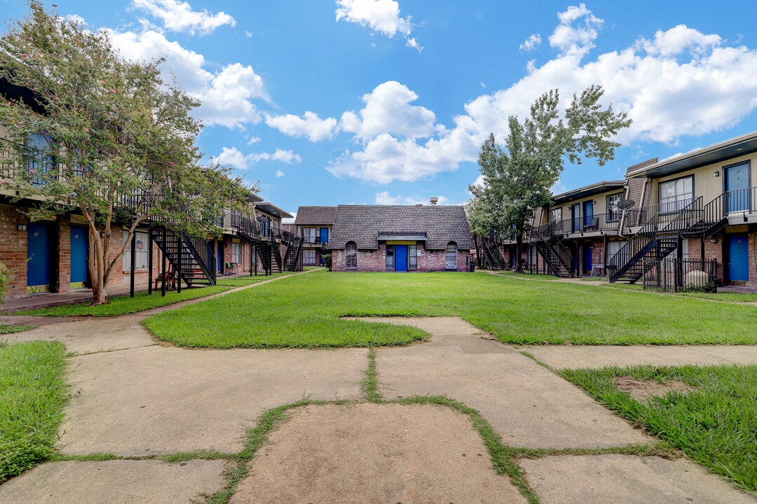 215 W Little York Rd, Houston, TX 77076 Casa Real Apartments