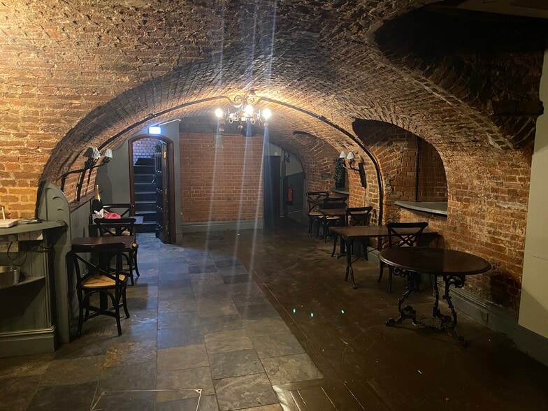 2 Suffolk Ln, London for lease - Building Photo - Image 3 of 3