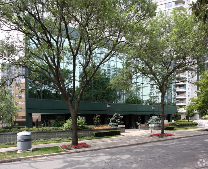 20 Holly St, Toronto, ON for lease - Building Photo - Image 2 of 4