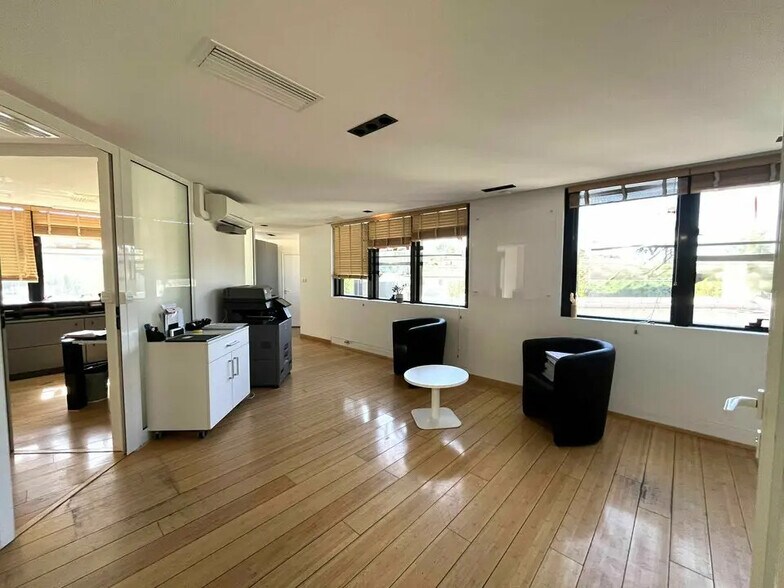 Office in Saint-Raphaël for lease - Interior Photo - Image 1 of 12