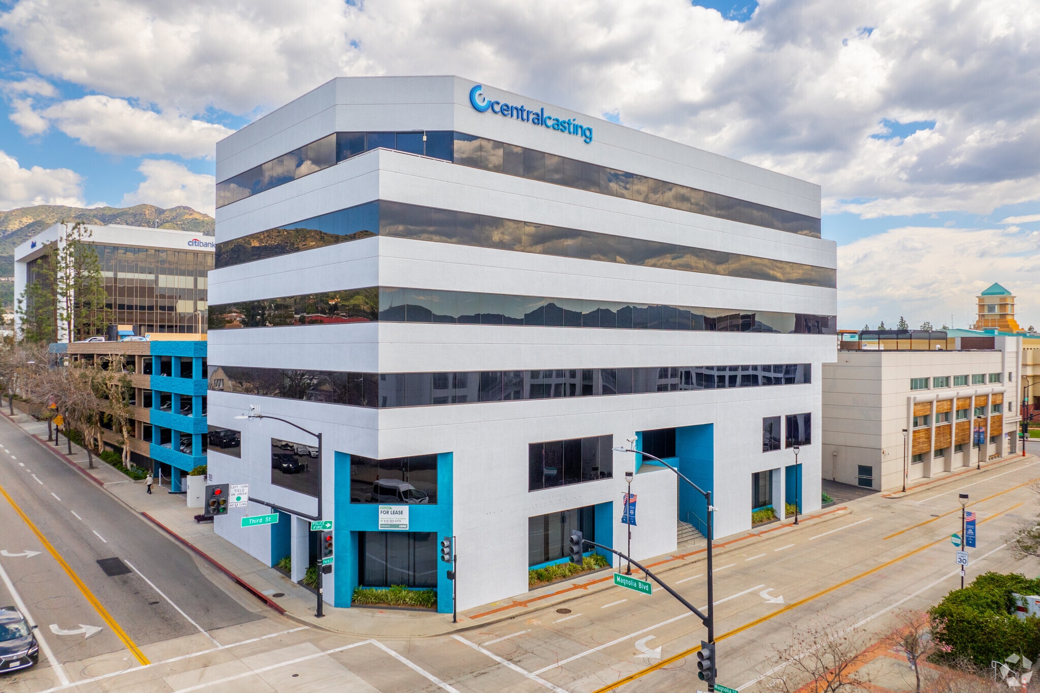 300 E Magnolia Blvd, Burbank, CA for lease Primary Photo- Image 1 of 11