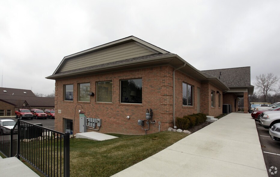 6480 Citation Dr, Clarkston, MI 48346
