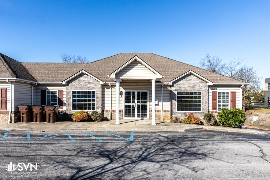 713 N Main St, Nicholasville, KY for lease - Building Photo - Image 1 of 23