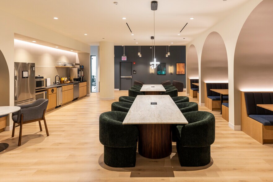 24 E Washington St, Chicago, IL for lease - Building Photo - Image 1 of 14