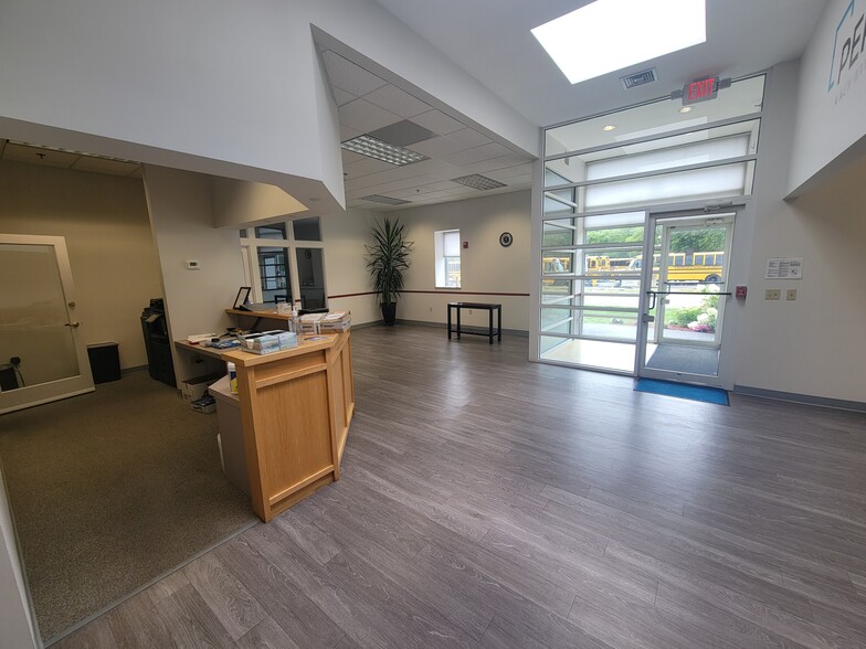 32 Hampshire Rd, Salem, NH for lease - Interior Photo - Image 3 of 10